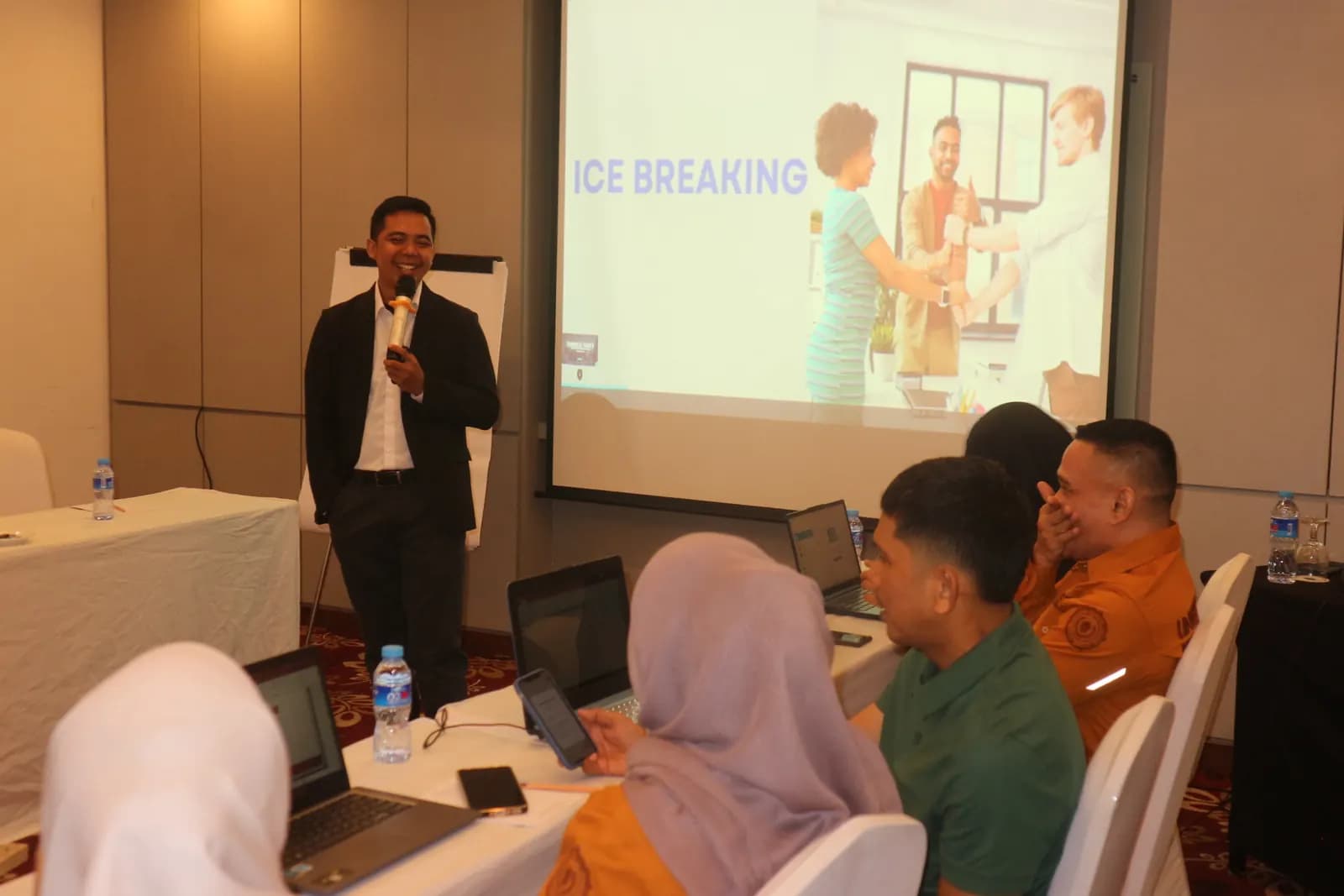 Trainer memandu sesi ice breaking bersama peserta pelatihan
