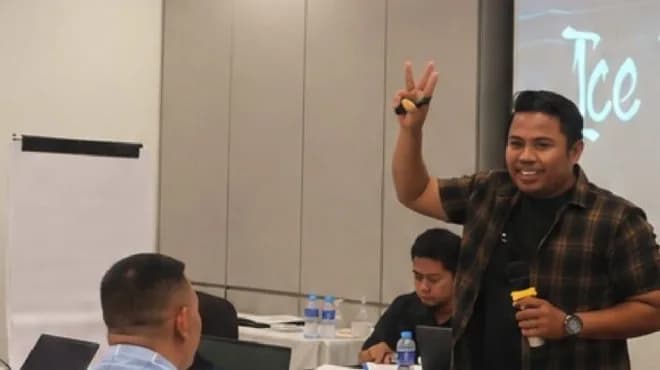 Pelatih memandu sesi ice breaking bersama peserta